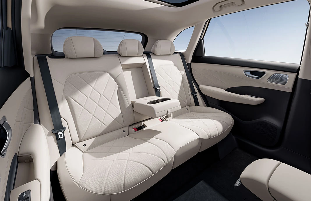 Sumptuous seating. Panoramic escape.